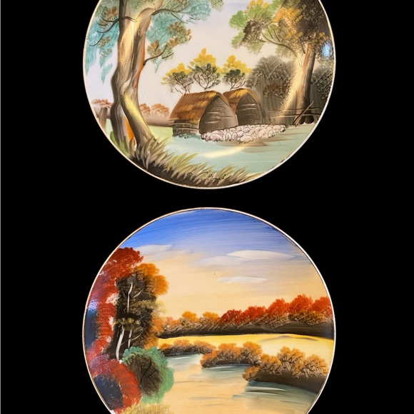 Vintage pair of wall hanging plates hand painted in Japan signed by artist - Picture 3 of 12